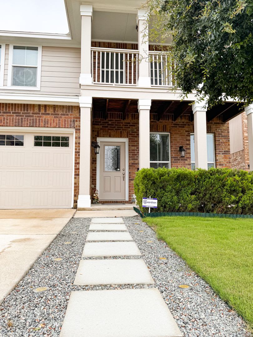 Pending Beautiful Home In Yowell Ranch – photo 4
