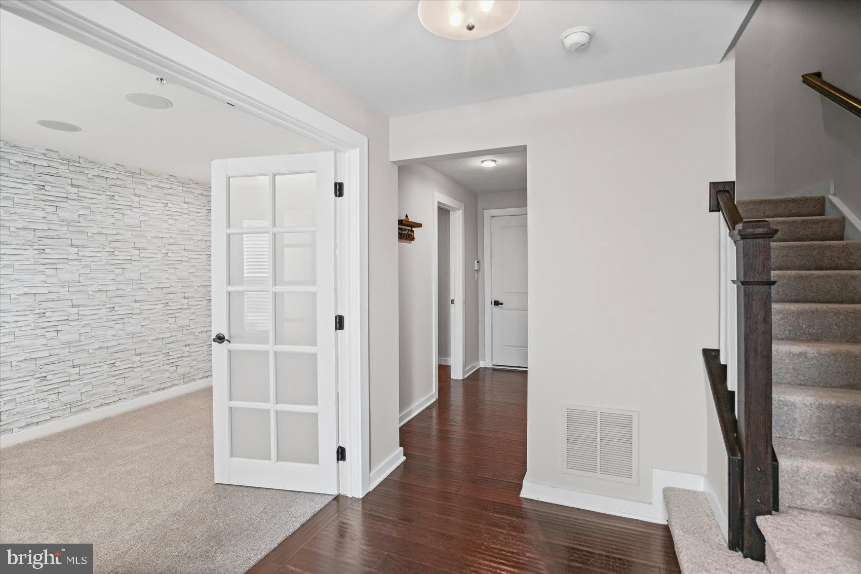 6302 GREENLEIGH Avenue – photo 5