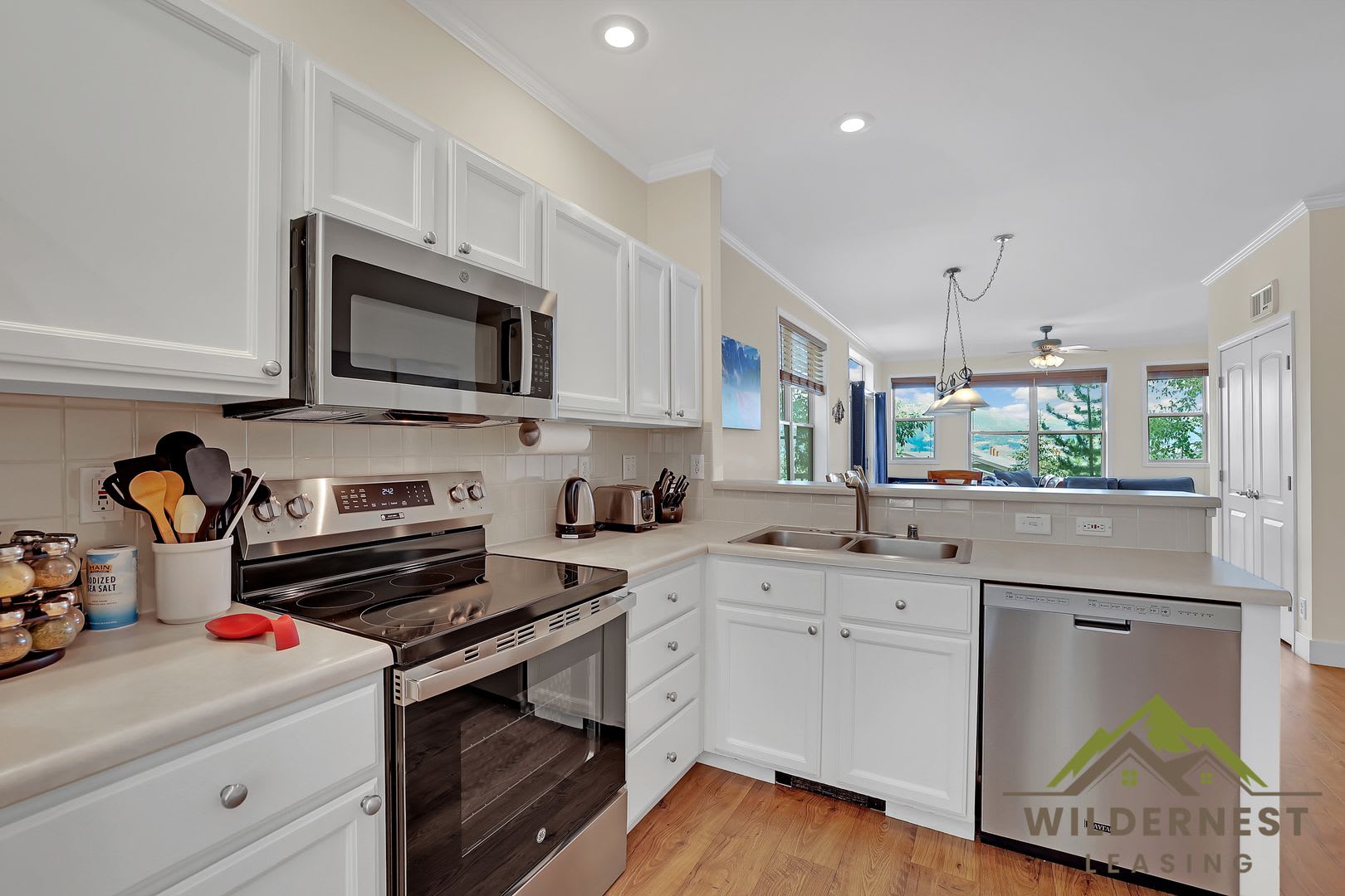 Winter Rental- HOT TUB, Quiet townhome with hot tub and two living areas – photo 3
