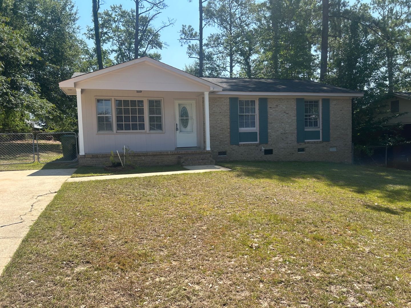 Charming 3 Bedroom Home Conveniently Located In Southeast Columbia Brand New Countertops And Hvac System – photo 2