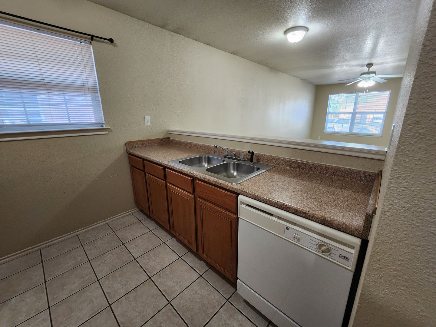 2 2 1 Duplex No Carpet Easy Access To Ih 35 Hwy 46 Fenced In Yard Fridge Included Cisd – photo 5