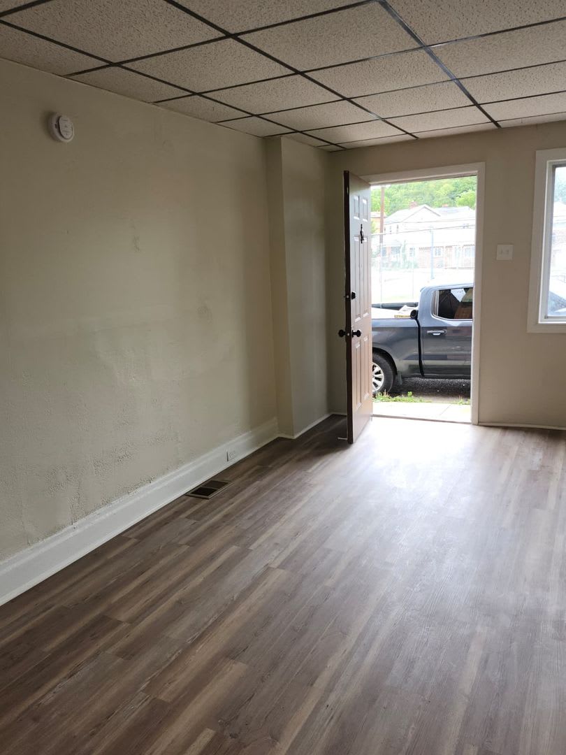 Comfortable 3BR Home in McKees Rocks, Section 8 Considered!! – photo 1