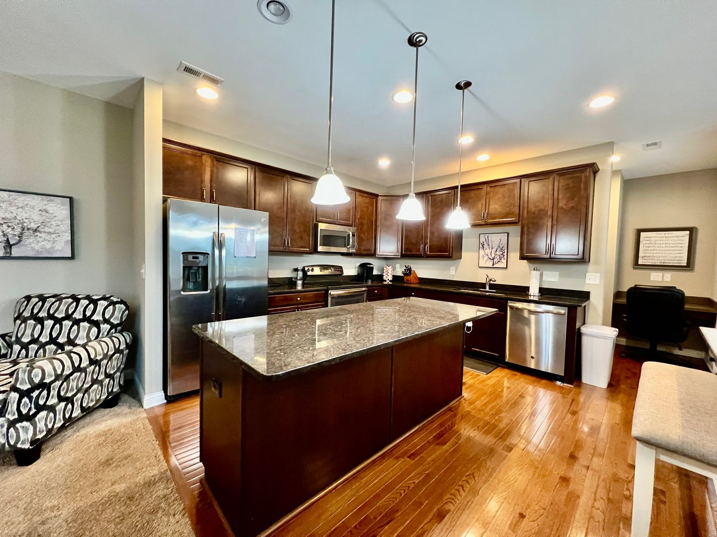 Executive corporate rental features community pool. Fully furnished and includes all utilities. – photo 4