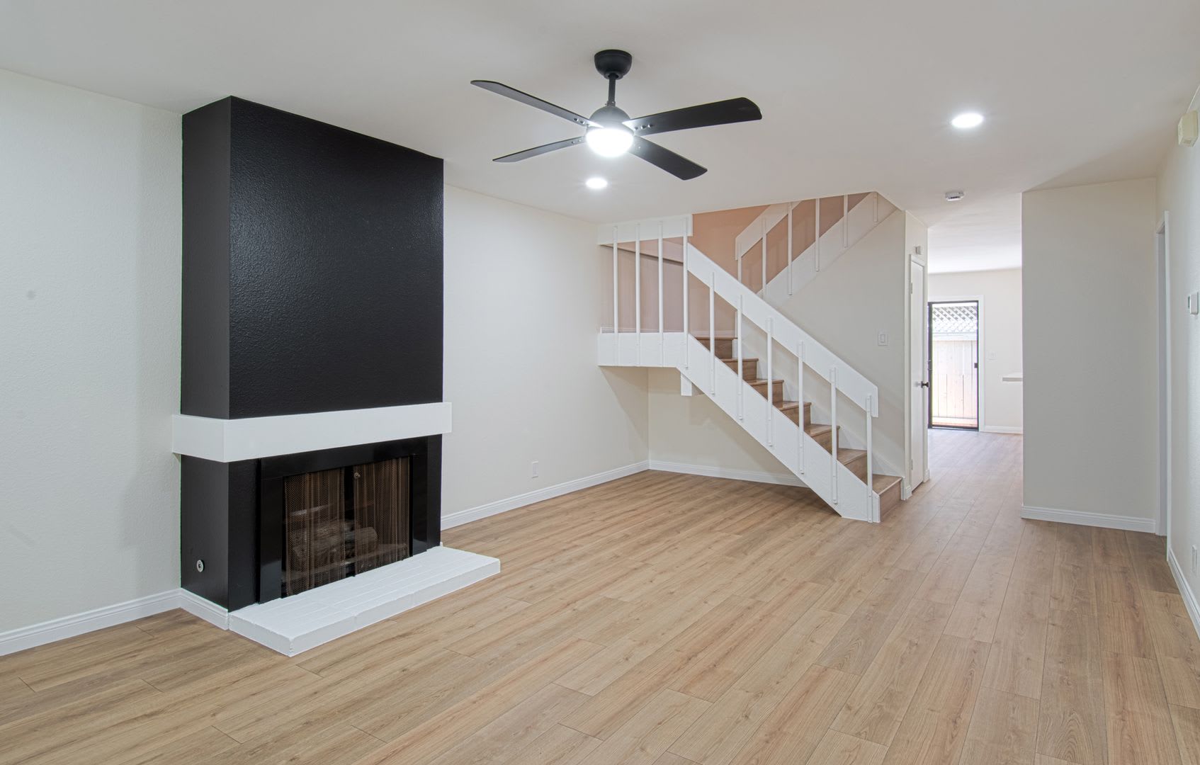 Newly Updated 3 Bed 2 5 Bath Townhouse In The Beautiful Quiet Newport Terrace Community – photo 2