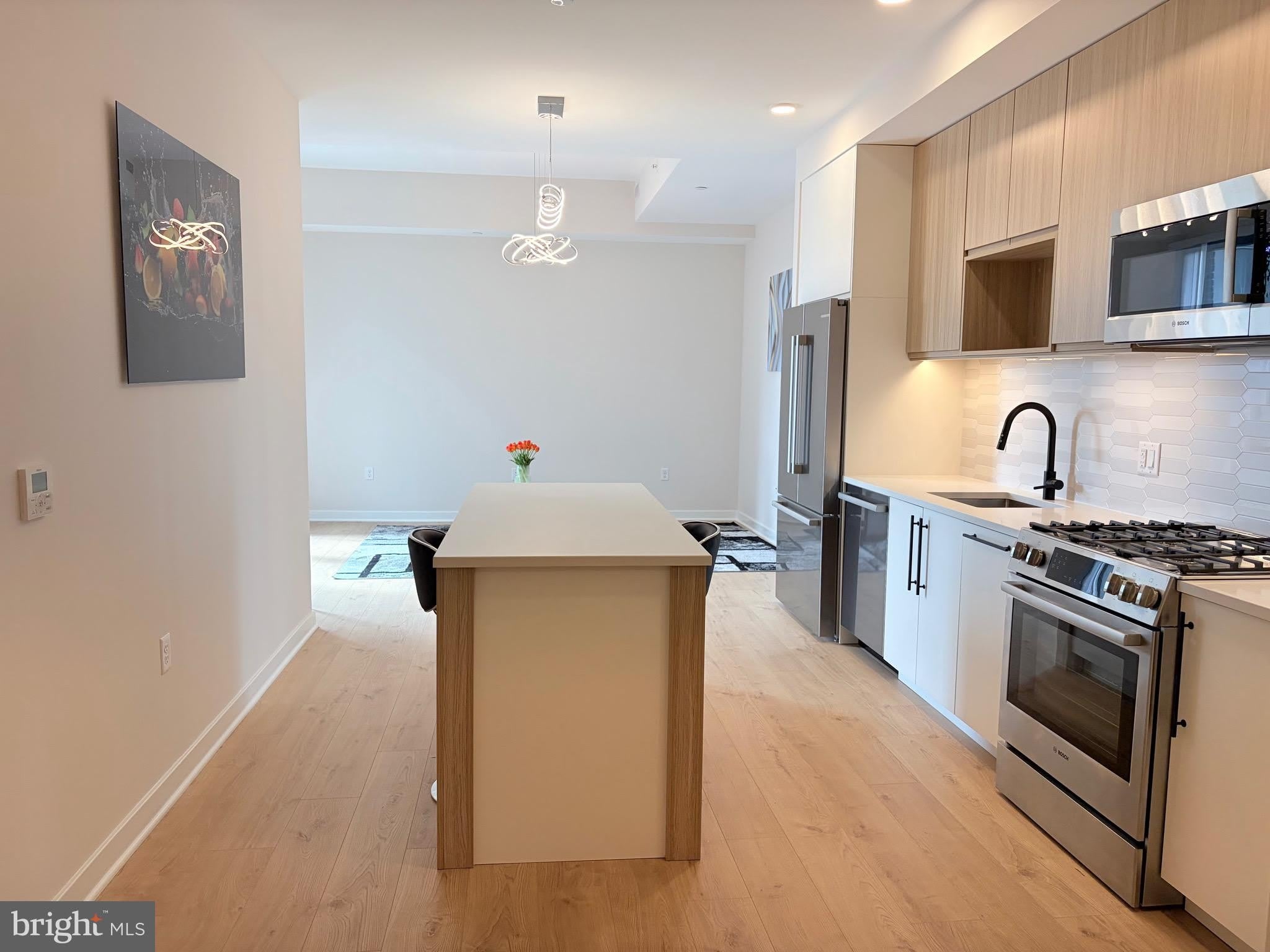 255 W FALLS STATION Boulevard – photo 3