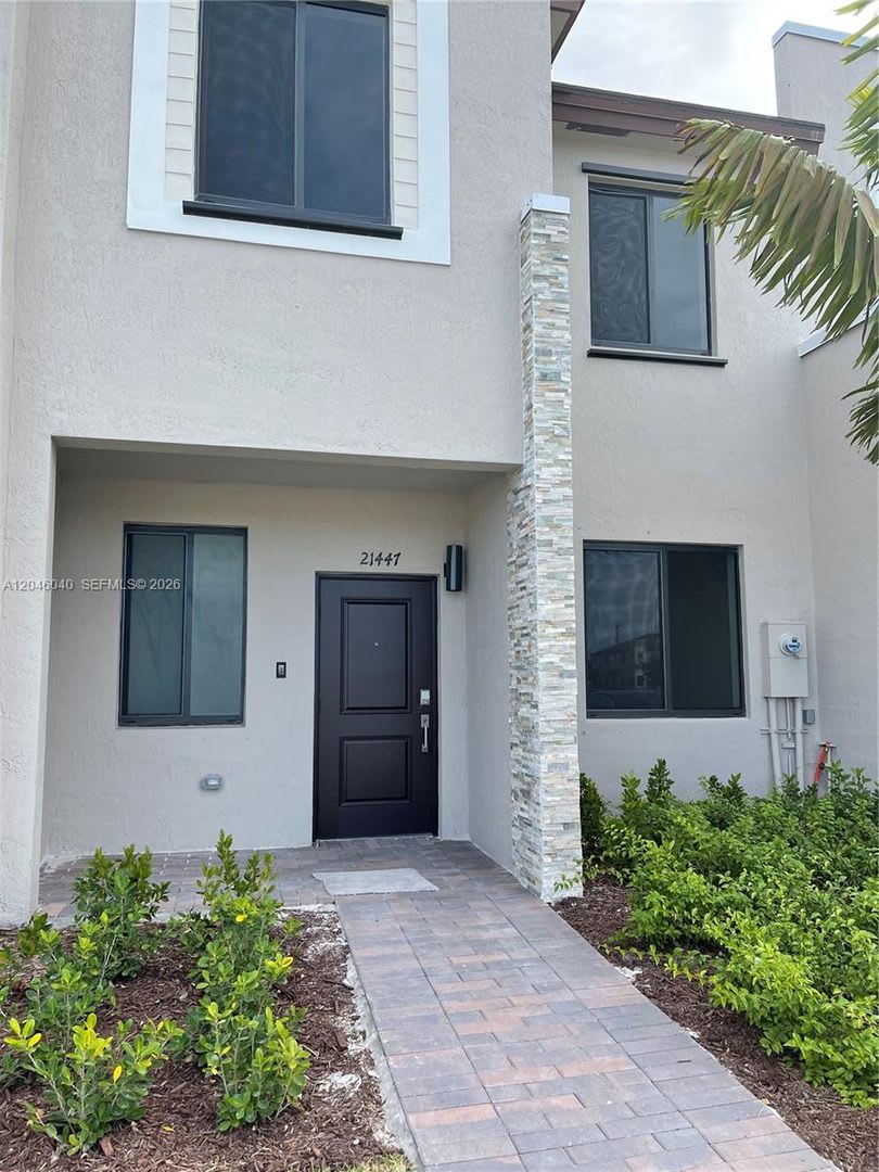 21447 NE 2nd Place, Miami, FL 33179 – photo 4