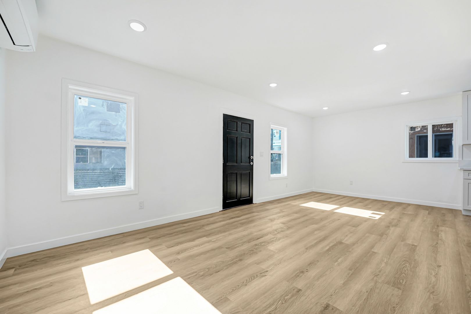 Newly Remodeled 1 Bedroom / 1 Bath with IN-UNIT Laundry in the Heart of Hollywood! – photo 4