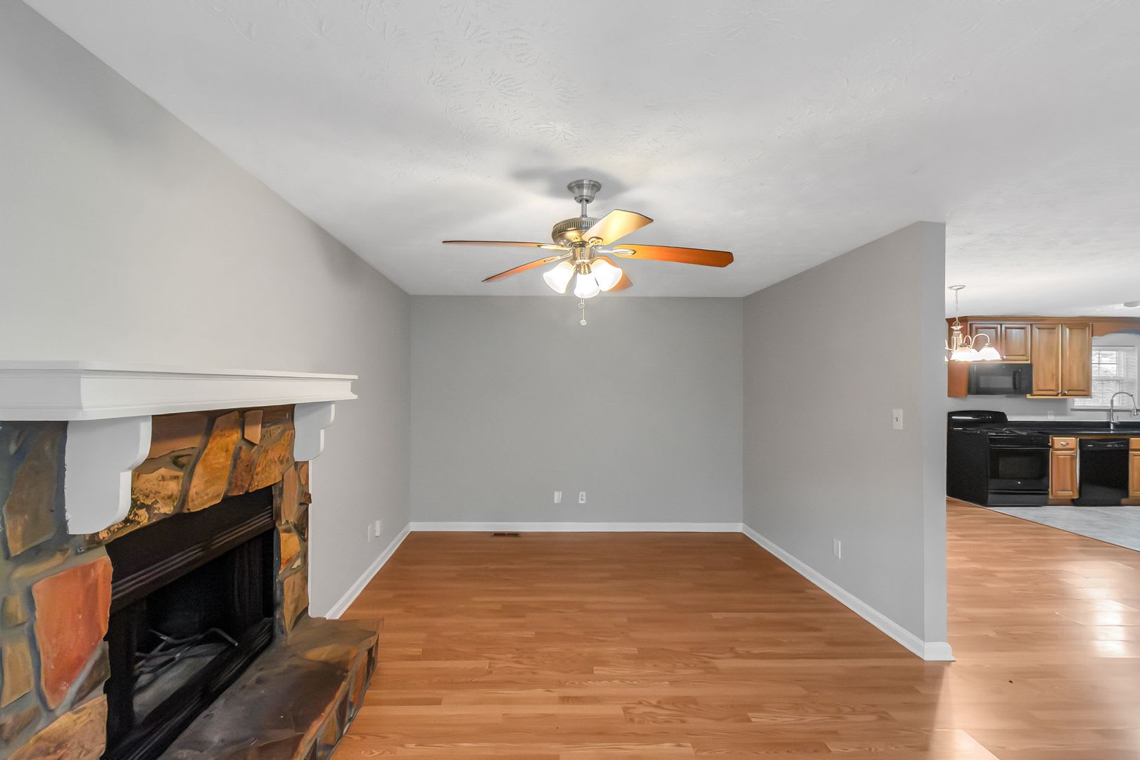 Charming 3 Bedroom / 2 Bath with Finished Basement! – photo 4