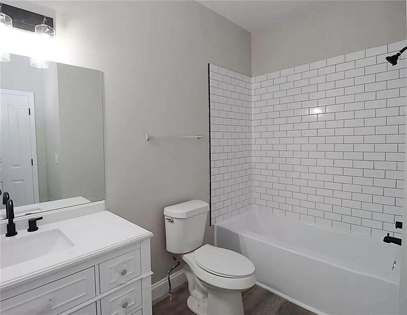 Room In 4 Bedroom Home At Polar Rock Rd Sw – photo 4