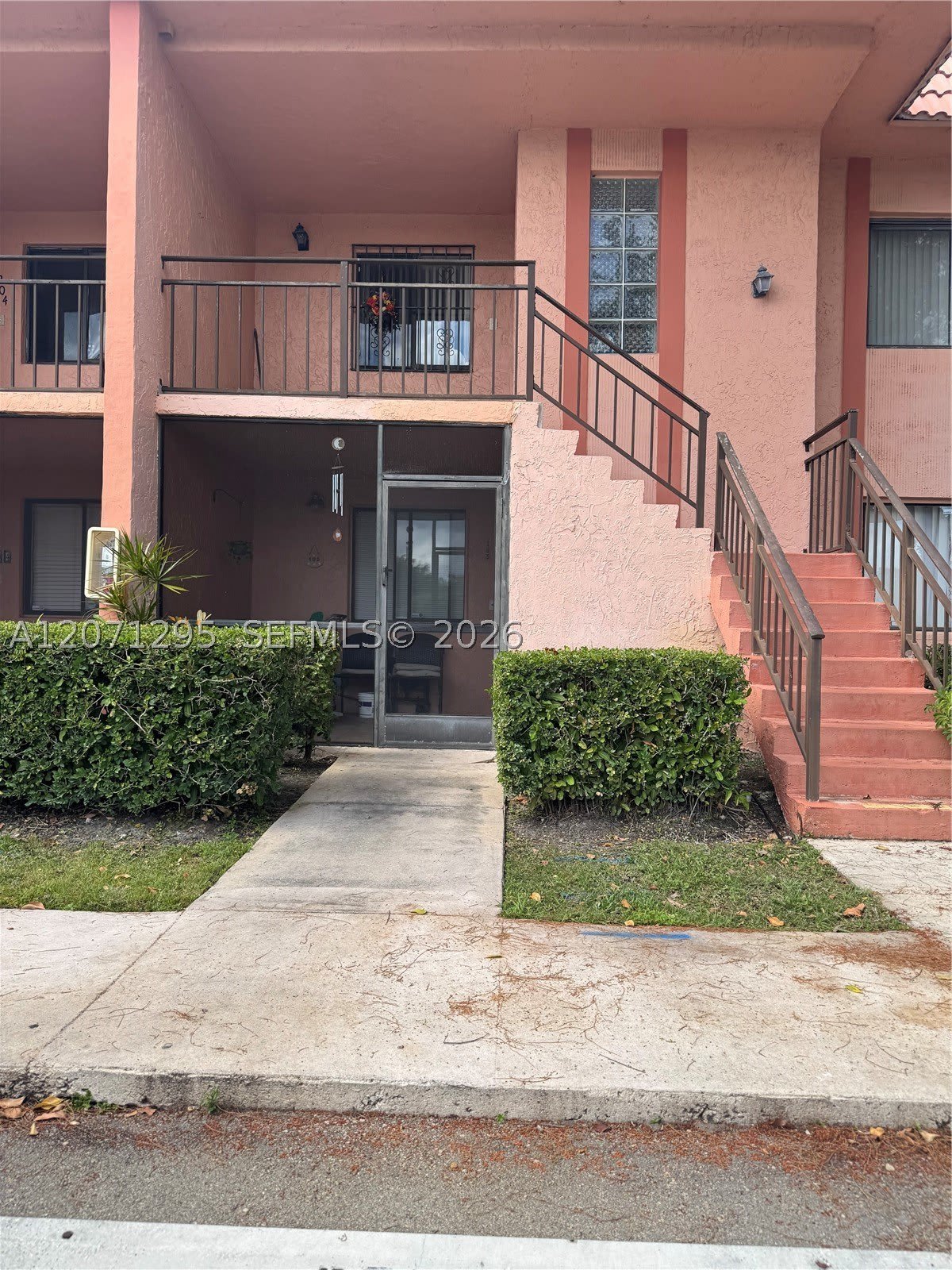 215 Lakeview Dr – photo 1
