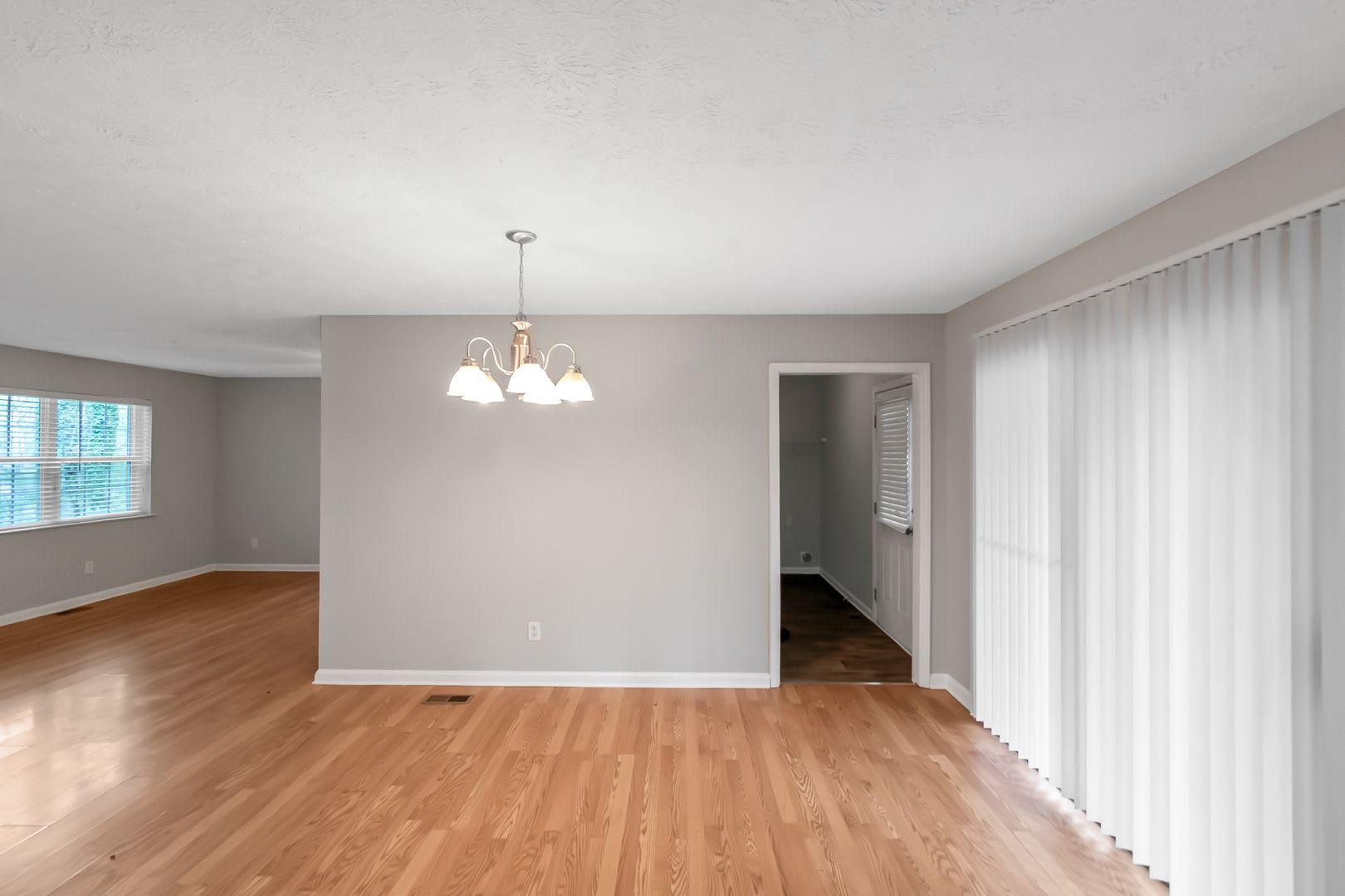 Charming 3 Bedroom / 2 Bath with Finished Basement! – photo 5