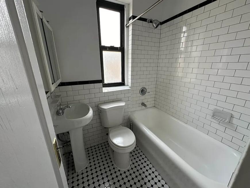 2095 Grand Concourse – photo 4