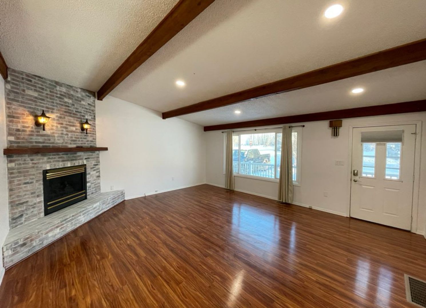Well cared for 3 bedroom/ 2 bathroom Ranch Style home in Palmer with fenced in back yard and 2 car garage!! – photo 3