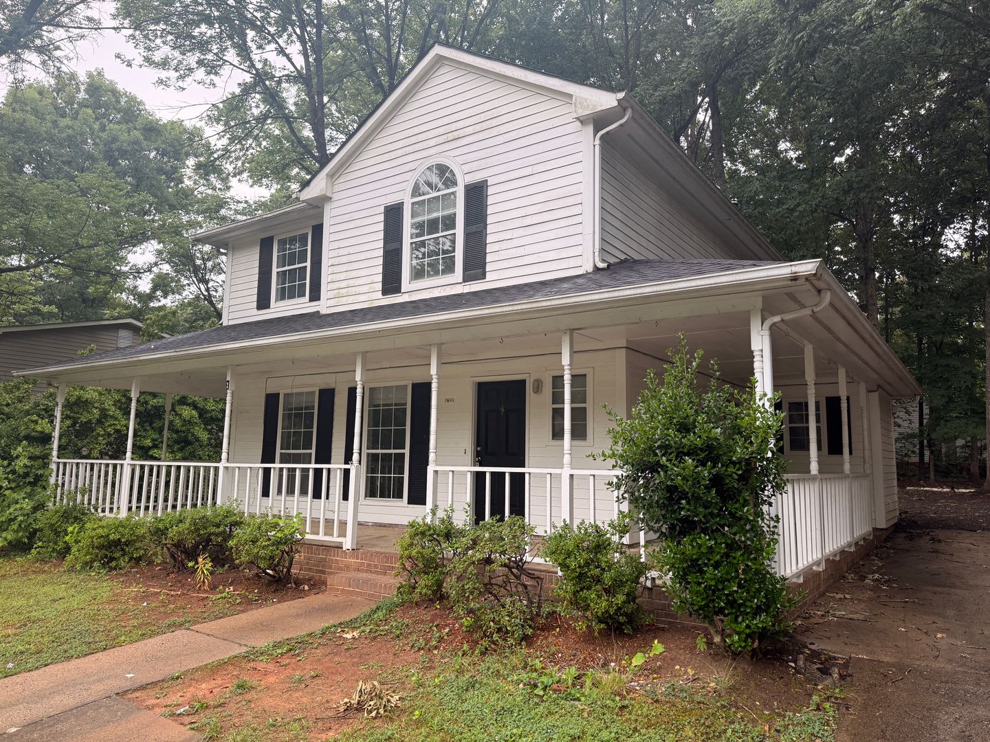 5 Bedroom Home with Extended Driveway! – photo 2