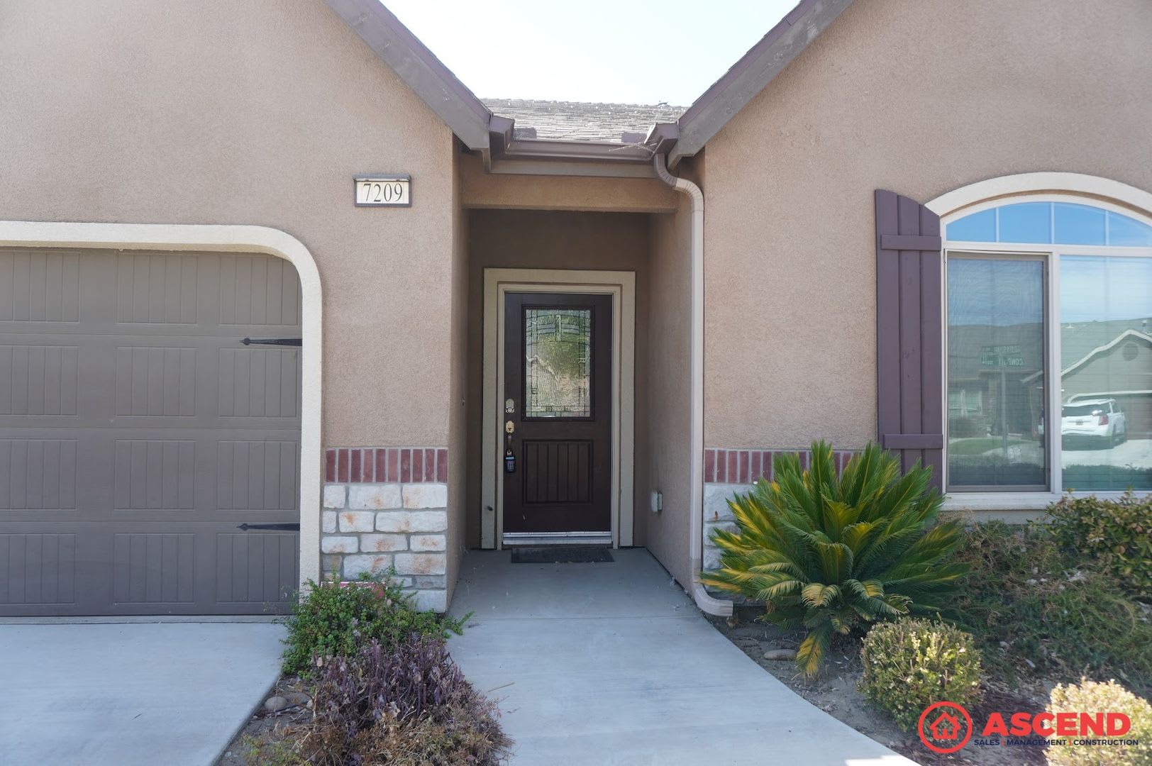 Beautiful 3 Bedroom Corner Lot Home With Solar Spacious Backyard – photo 2