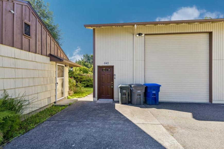 642 S 159th St – photo 2