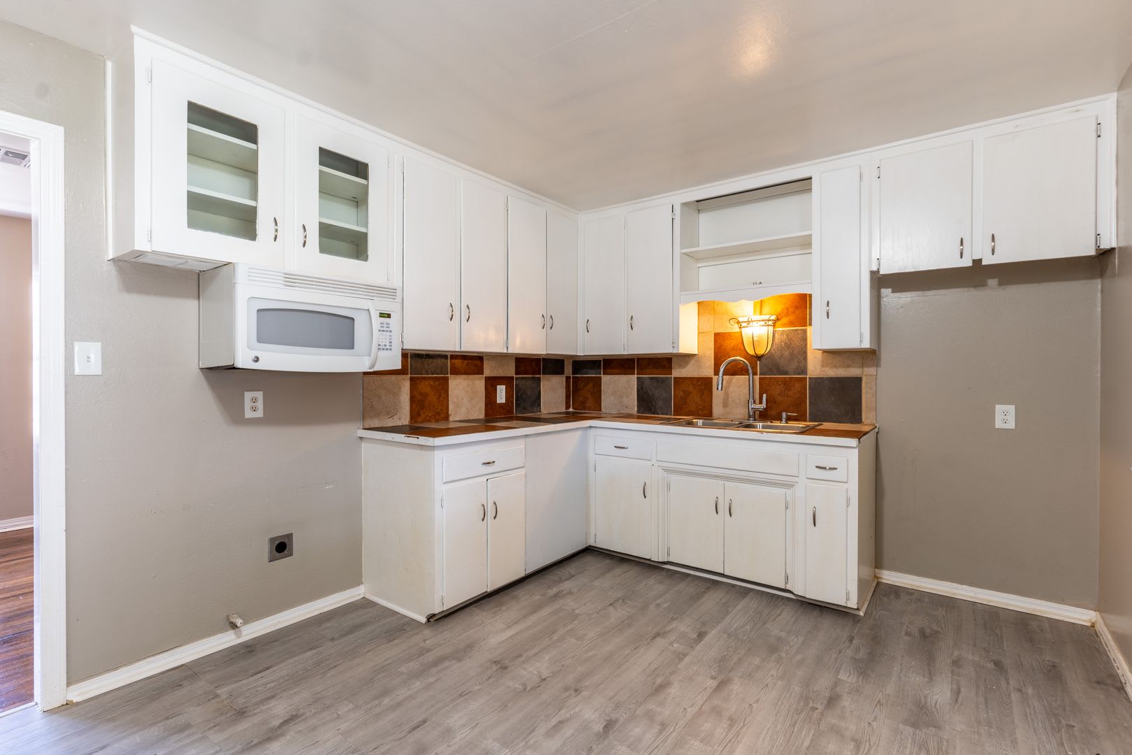 Introducing a charming 4-bedroom, 1-bathroom home nestled in the heart of Midwest City – photo 4