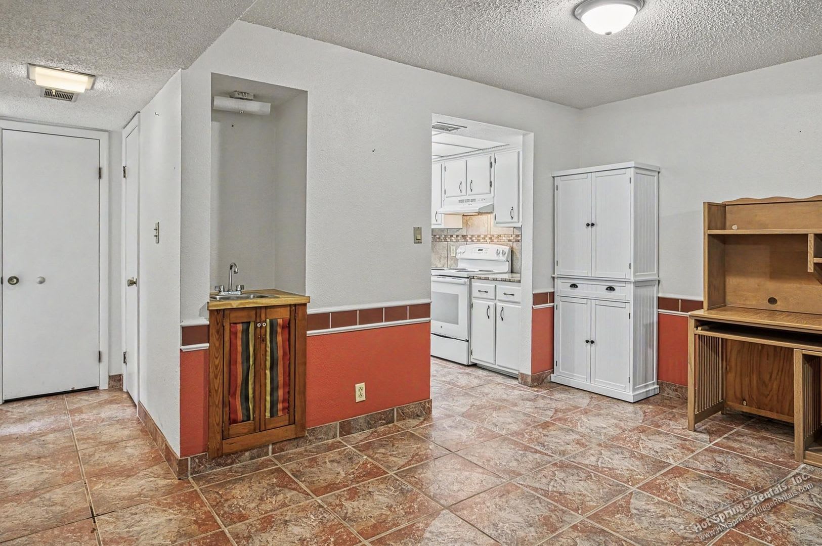 Two level Townhome in DeSoto Courts – photo 4