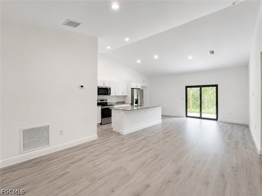 537 GREENBRIAR Boulevard – photo 3