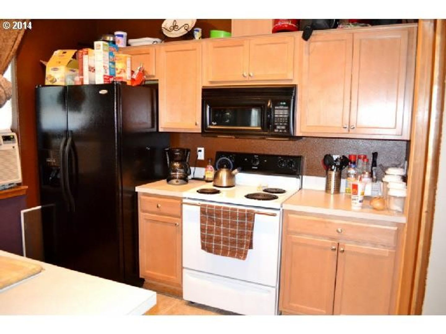 Bright Beaverton Townhome with Spacious Living Areas, Decorative Fireplace & Functional Kitchen – photo 2