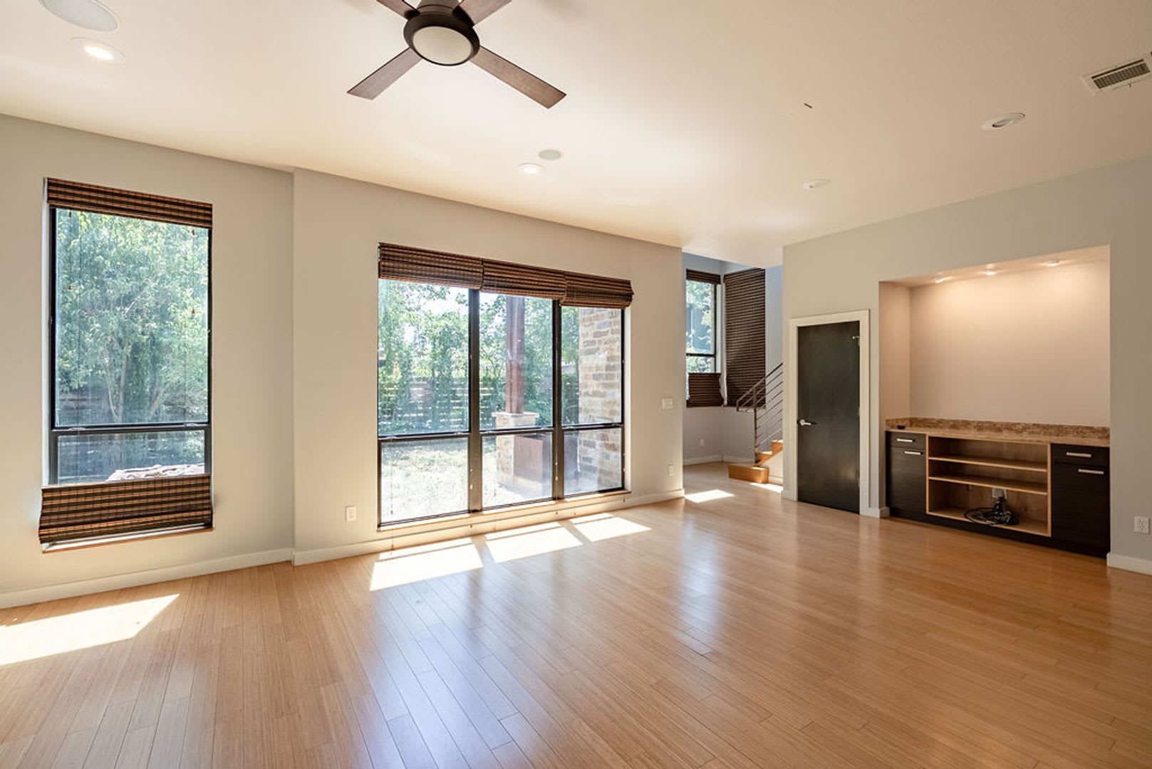 Elegant 3-Bedroom Residence in Coveted Travis Heights – photo 4