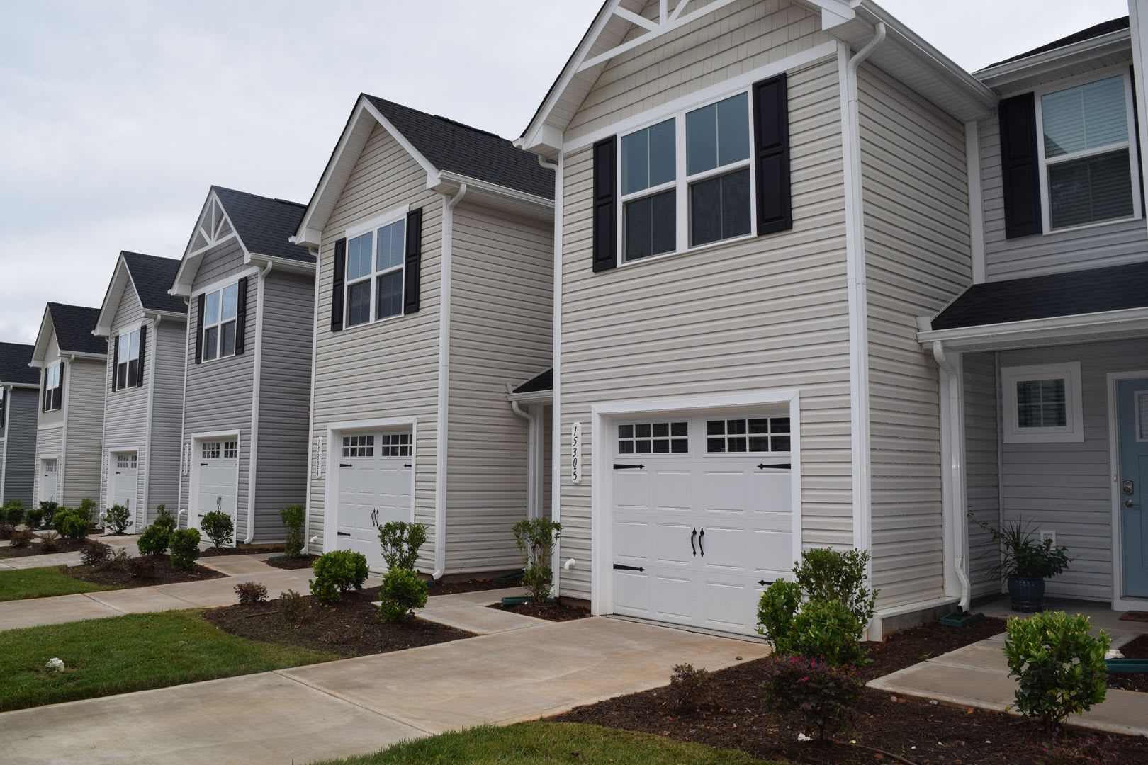 Modern 3‑Bedroom Townhome in Desirable Bear Park – photo 4