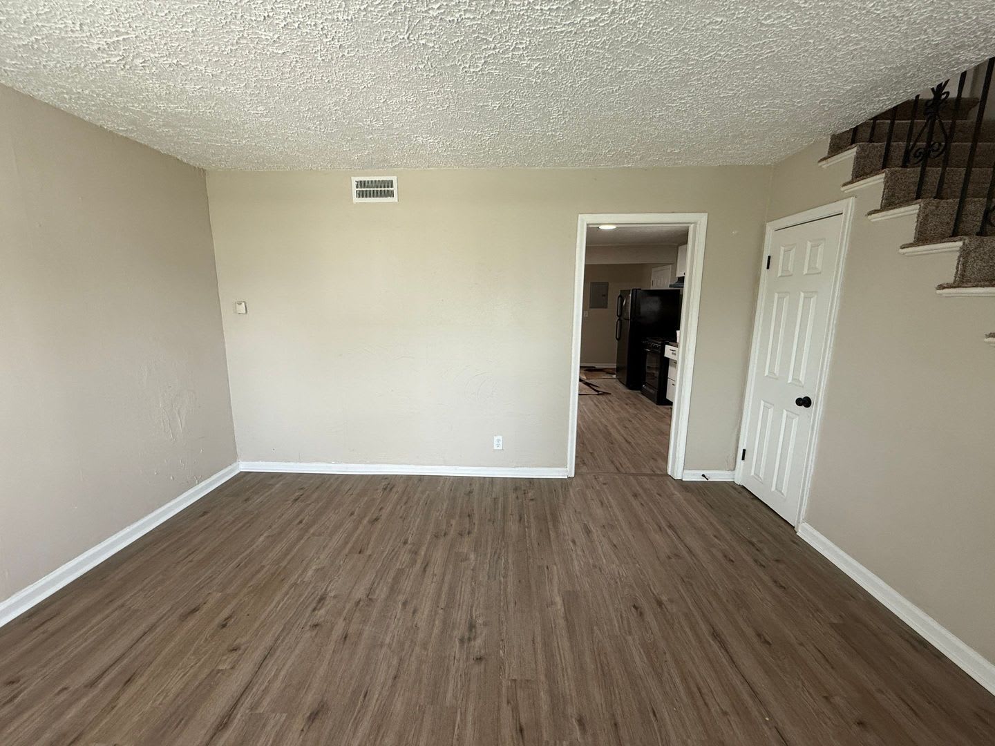 This beautifully updated 4-bedroom, 1-bath single-family home is ready for move-in! – photo 3
