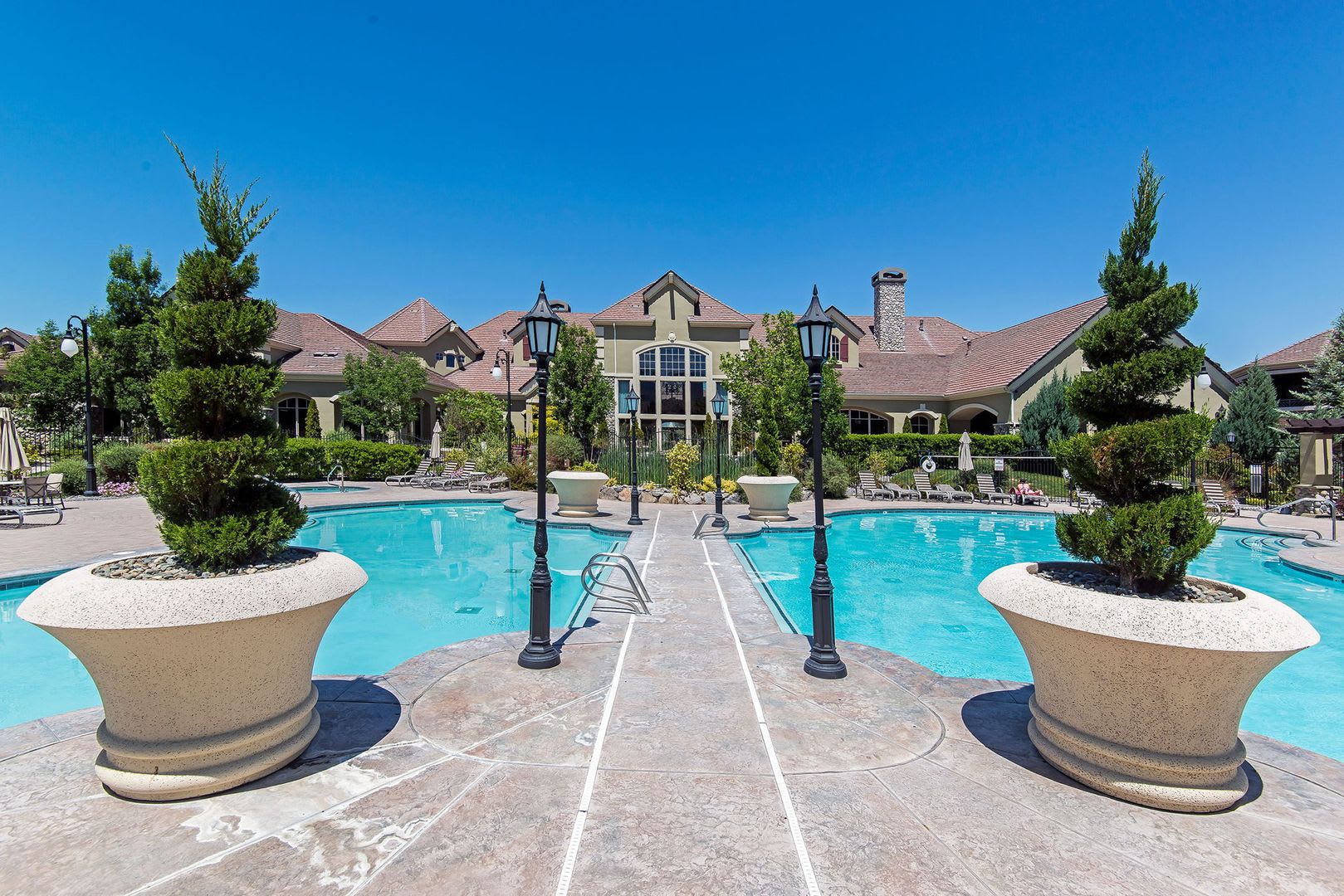 Beautiful Fleur de Lis townhome, Gated Community! – photo 1