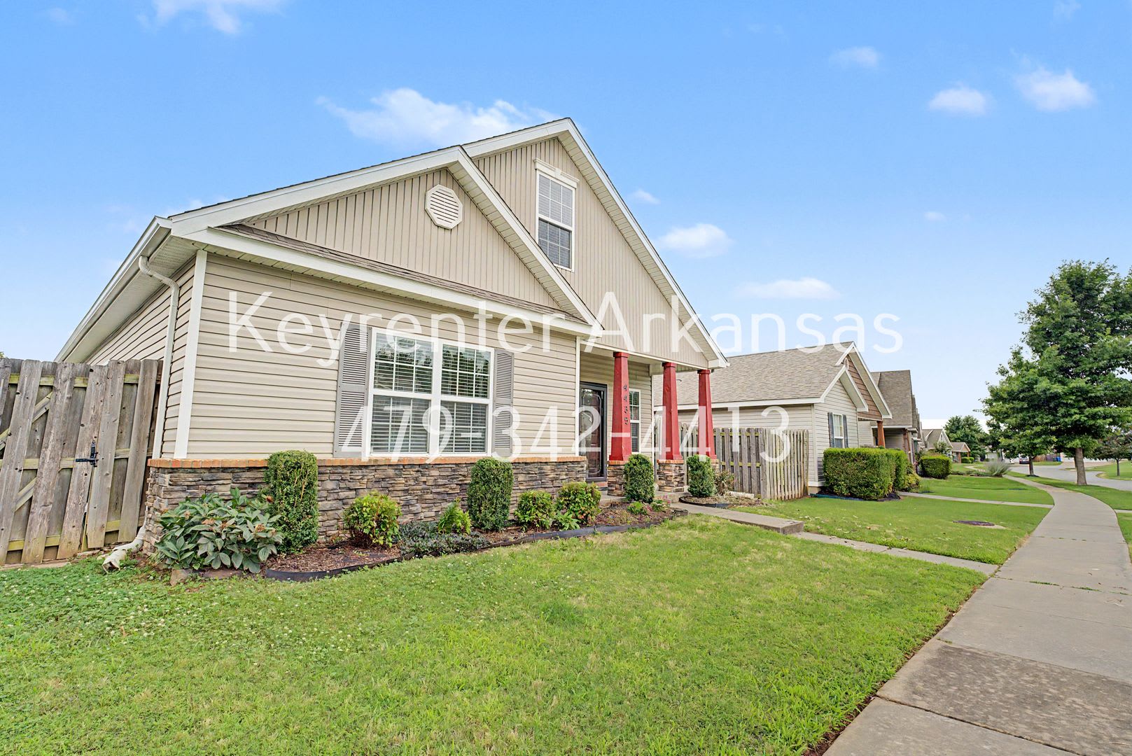 Beautiful 3 Bedroom Home with Hardwood, Tile & Spacious Kitchen – photo 3