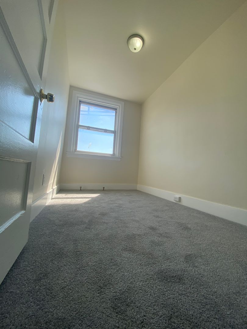 Updated 3BR with Parking & New Kitchen on Quiet Residential Block – photo 4