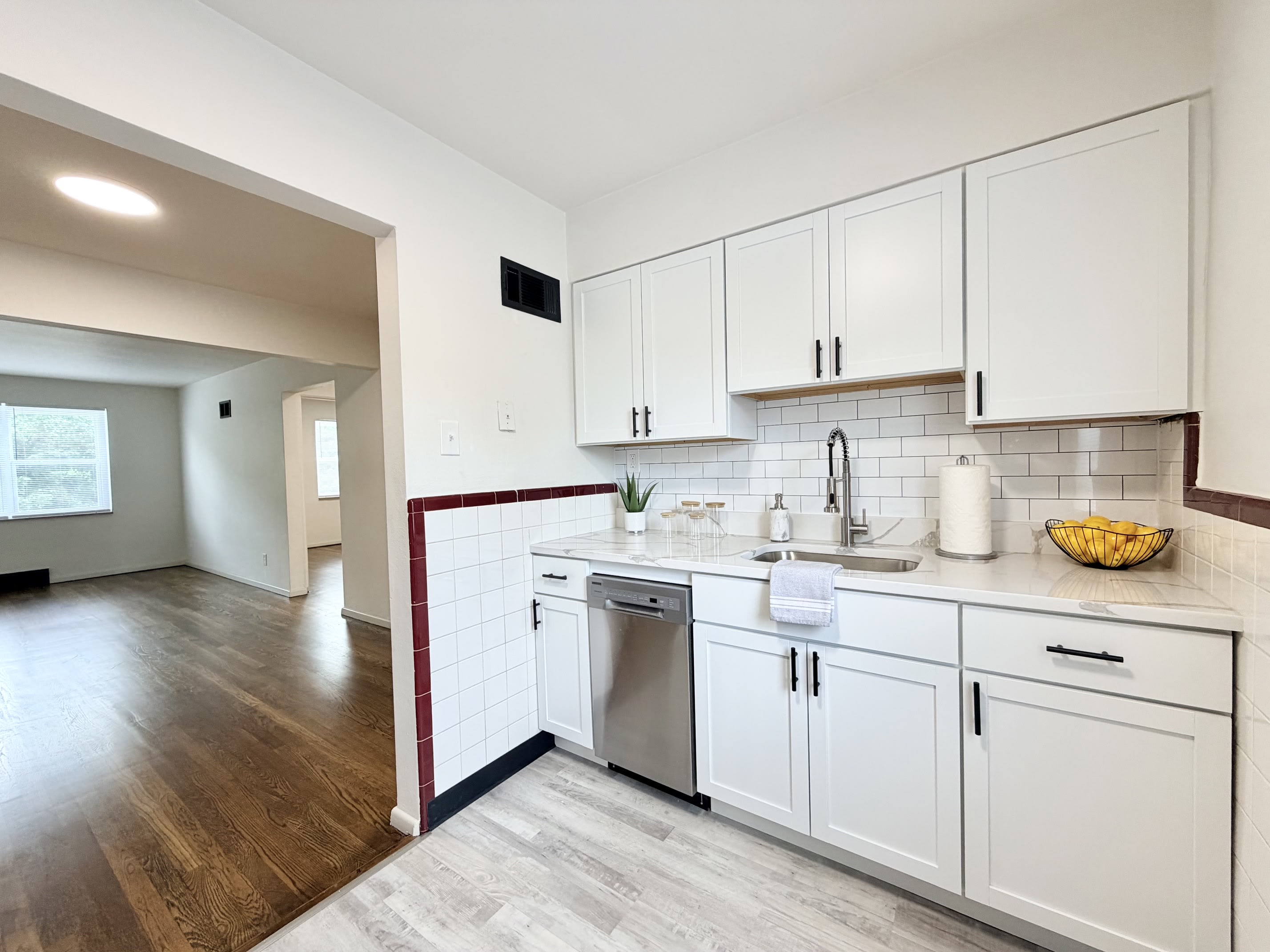 7176 Jamieson Ave – photo 2