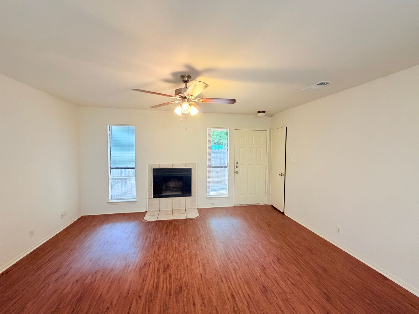 Great, well-maintained single-story duplex tucked away on a quiet cul-de-sac! – photo 5