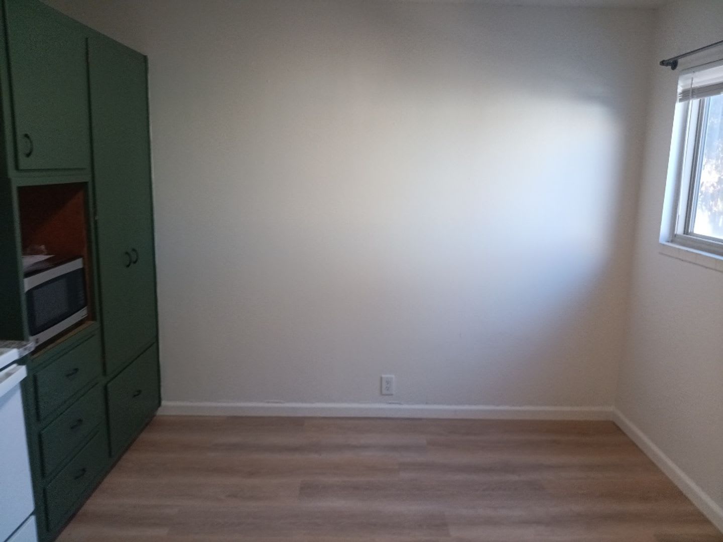 Charming 2 Bedroom 1 Bathroom Showings Available – photo 2