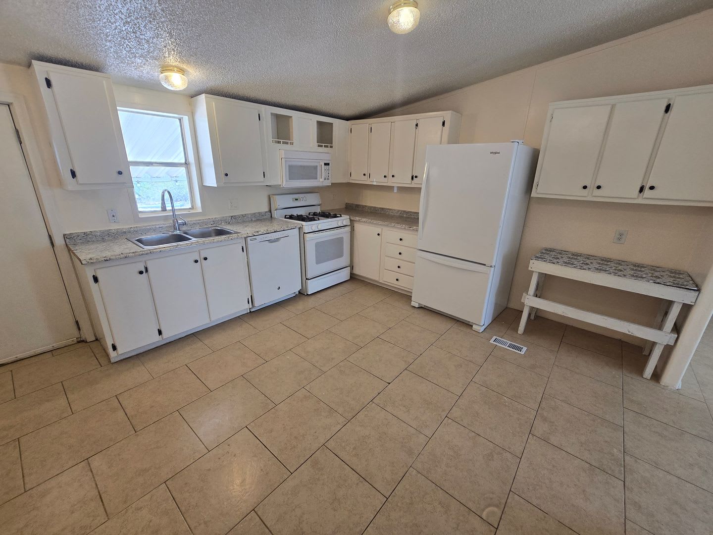 HUGE PRIVATE LOCATION 3 BEDROOM 2 BATH HOME!! – photo 2