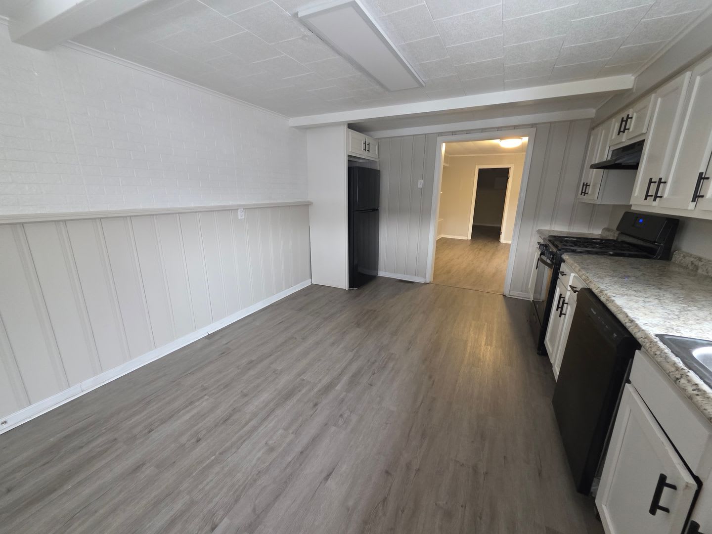 4 Bedroom, 2 Bathroom House in the South Side! – photo 2