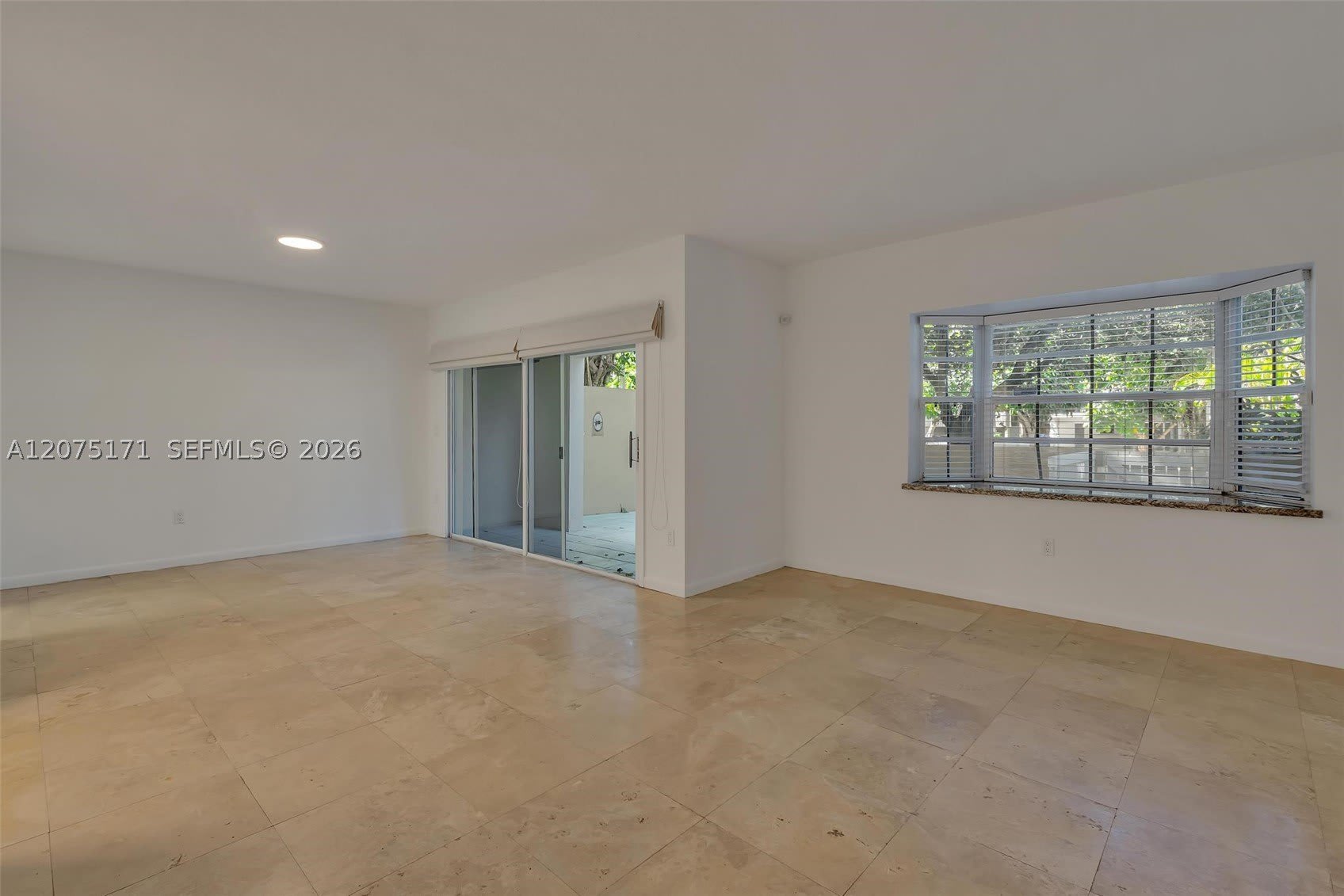2560 S Tigertail Ave – photo 2