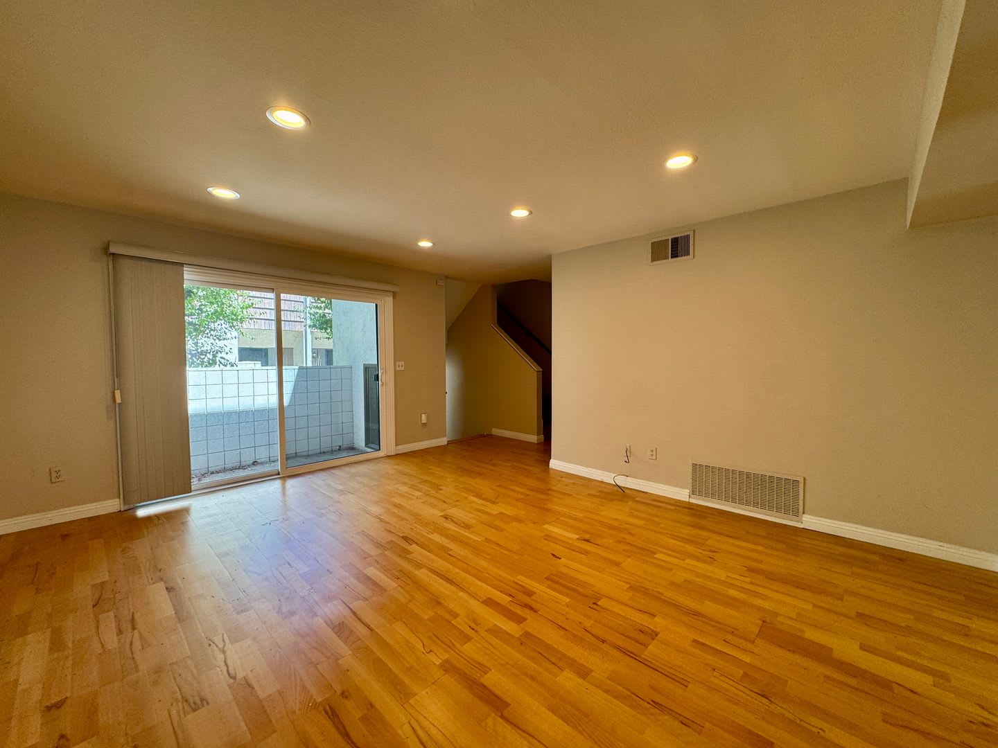 2 Bedroom/2.5 Bathroom Townhouse Fashion Park Villas Across Shops at Santa Anita – photo 5