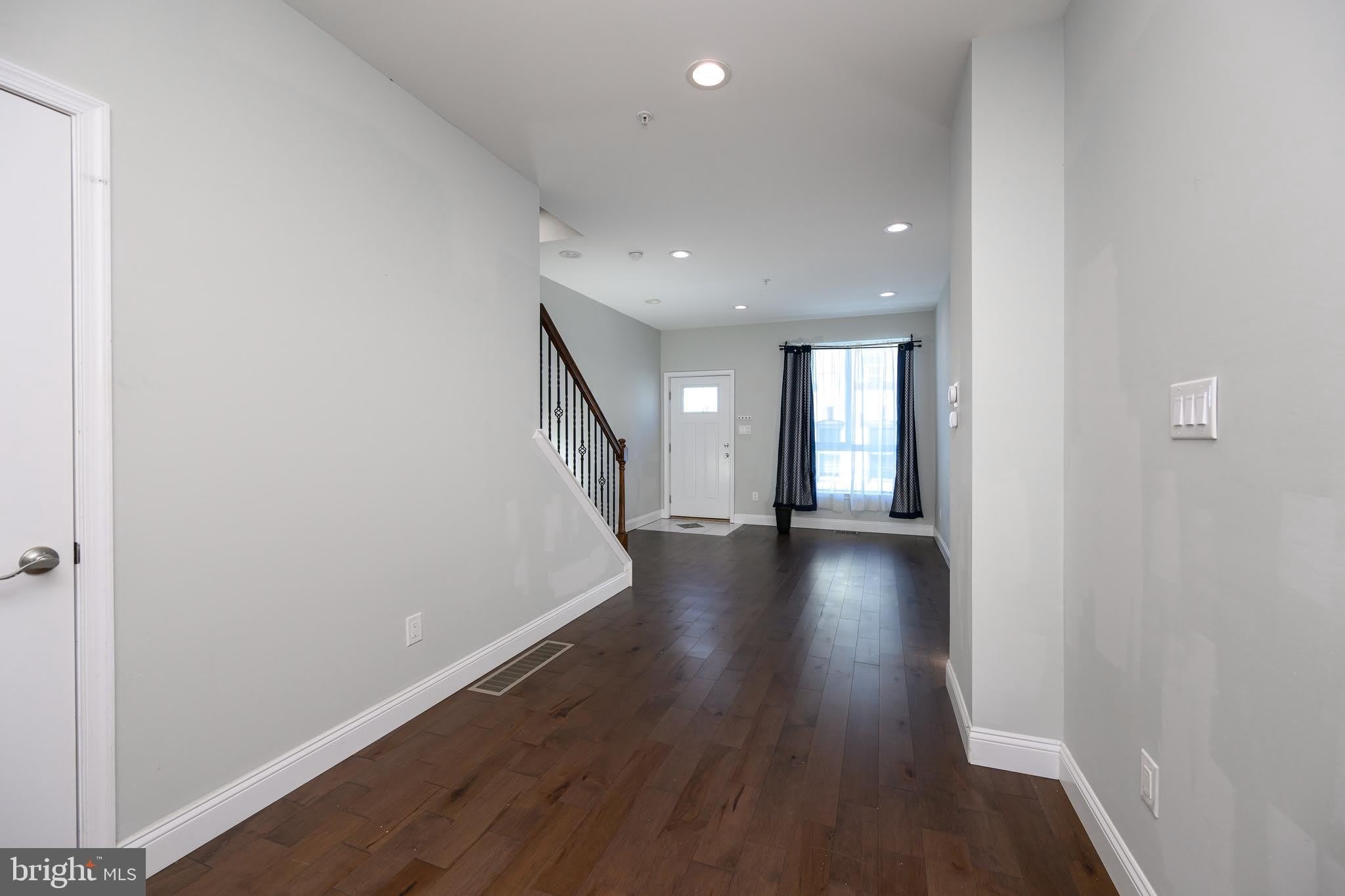 1439 N NEWKIRK Street – photo 4