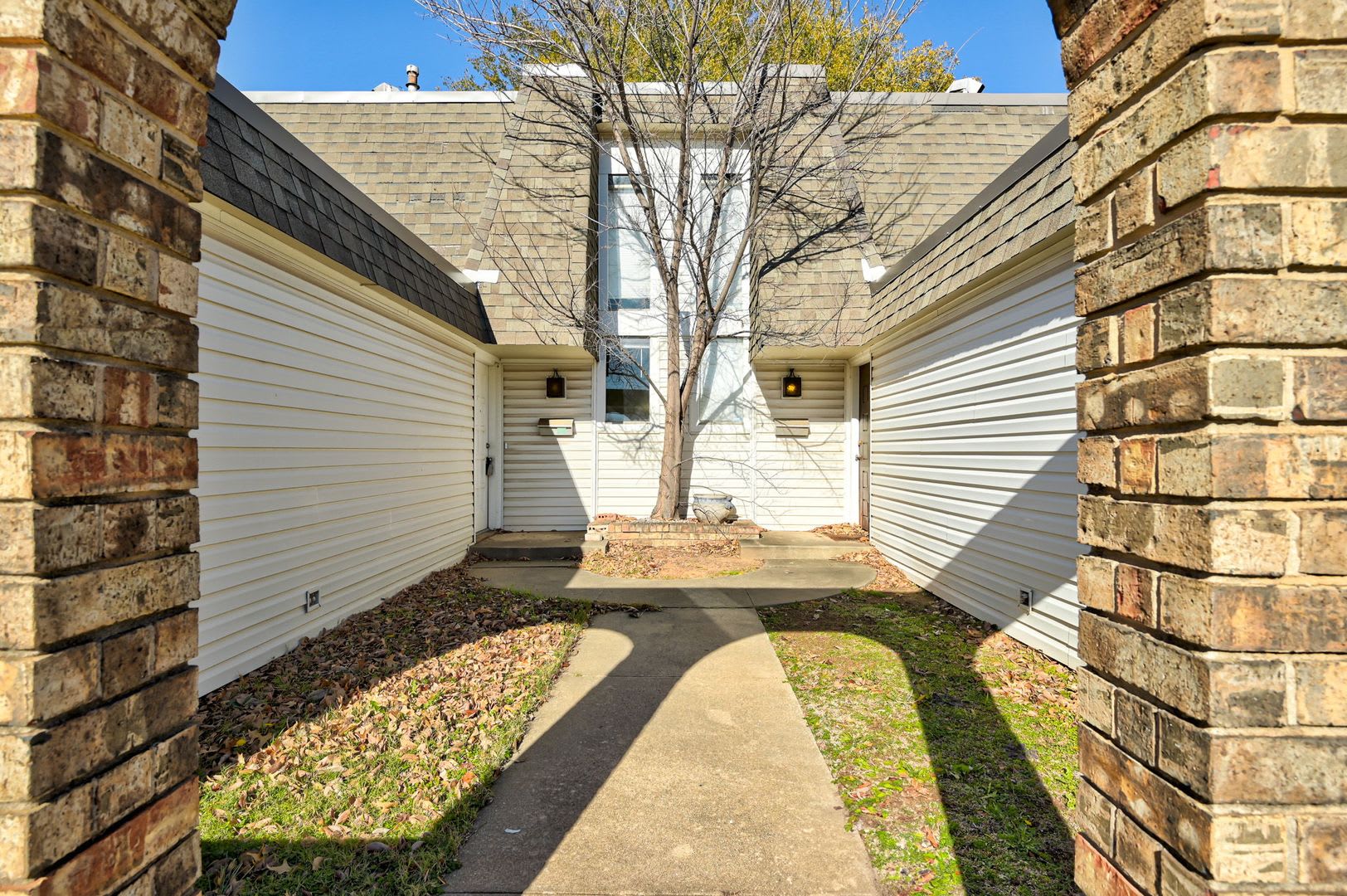 Charming and Spacious 2BD/1.5BTH Duplex Near Lake Hefner – Perfectly Located for Shopping and Dining – photo 5