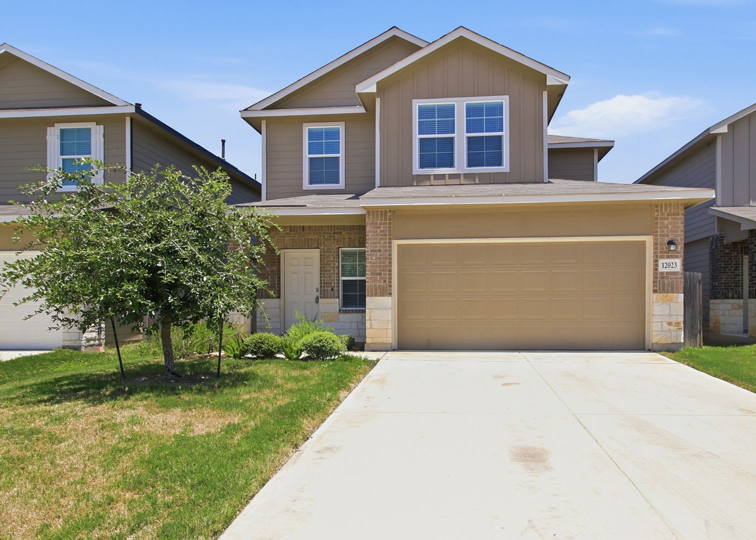 4 Bedroom Home With Primary Suite Downstairs And Community Pool – photo 1