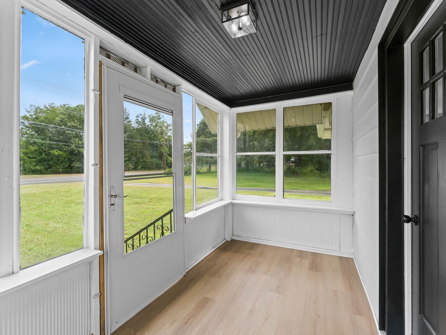 Charming Renovated Home with Modern Updates & Spacious Yard – photo 3