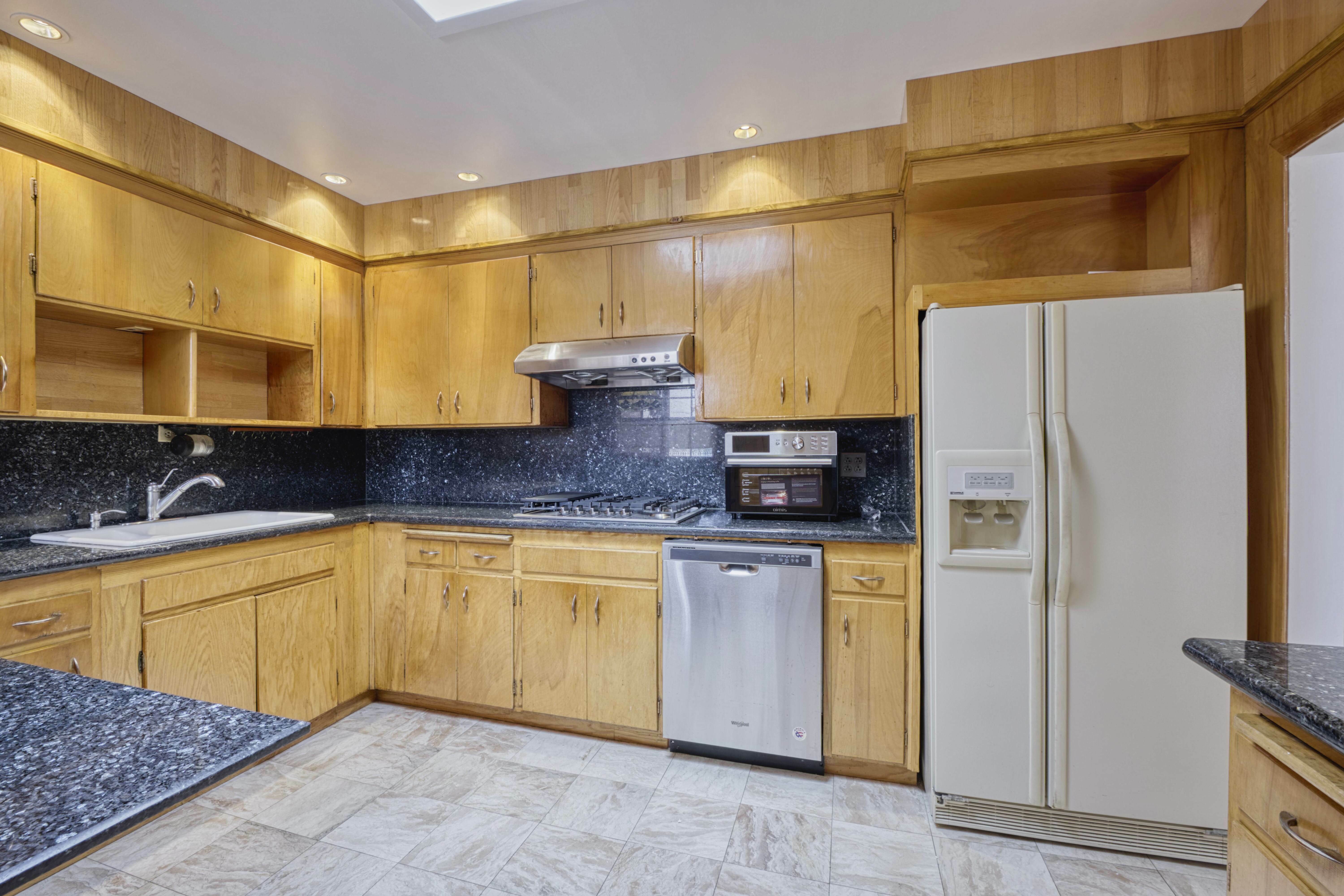 1676 Cayuga Avenue – photo 2