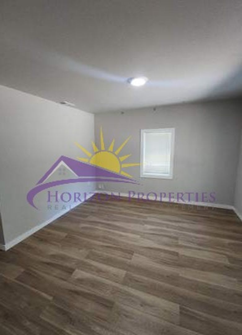 Remodeled 3 Bed 2 Bath 1 050 Sq Ft Oak Park Home – photo 4