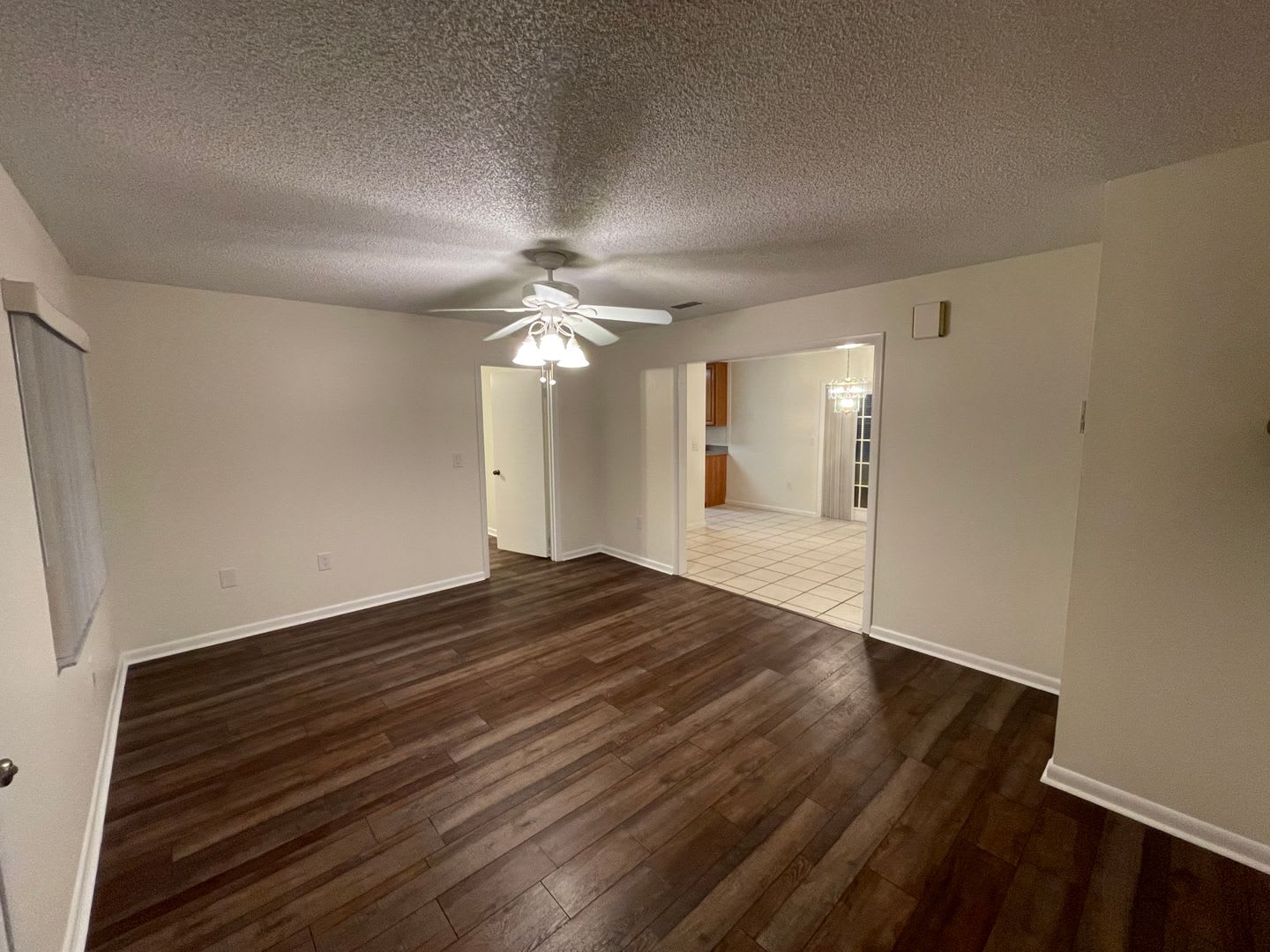 Beautiful 2/2 with large yard, Florida room, new floors, and updated bathrooms! – photo 5