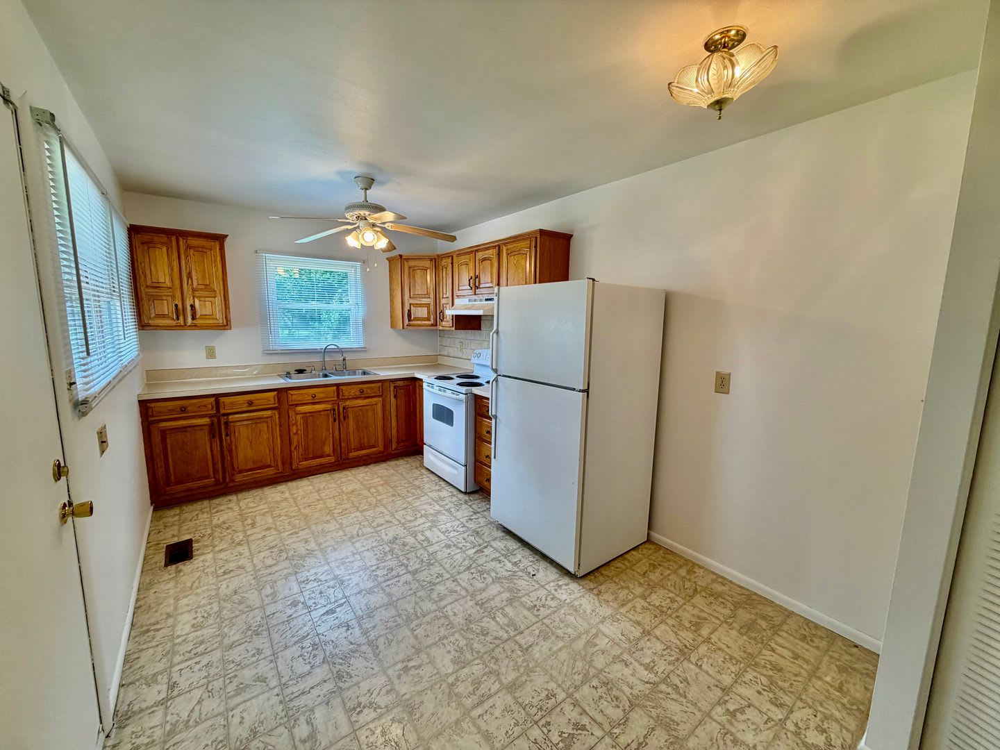 3 Bedroom 1 Bathroom Huge Backyard – photo 3