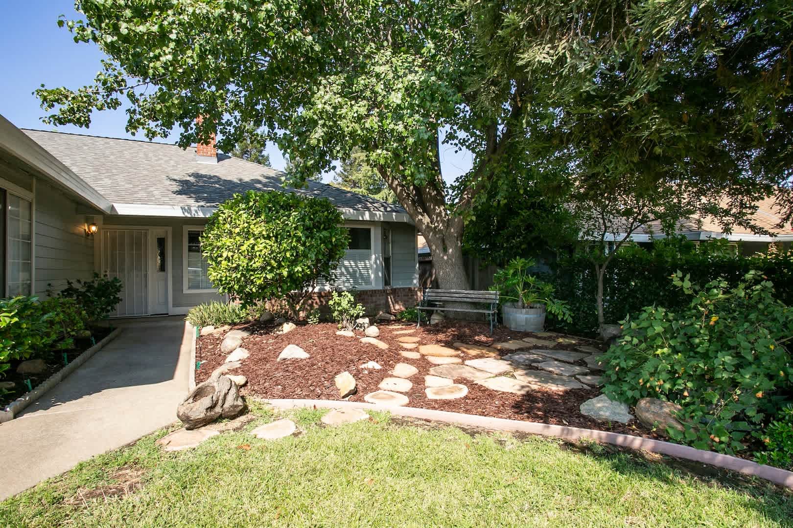Gorgeous home with a 3 Car Garage! – photo 2