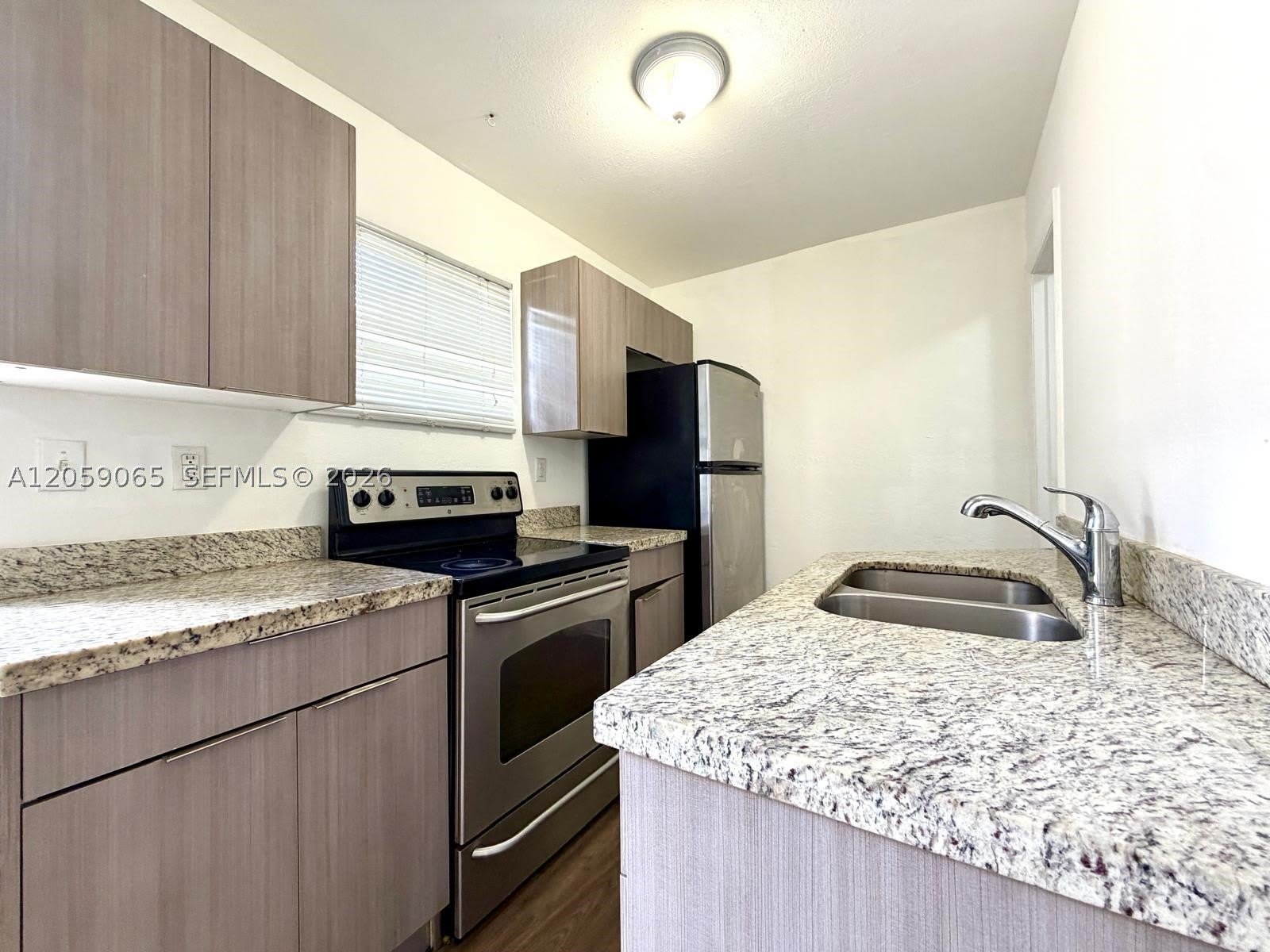 529 SW 3rd St – photo 5