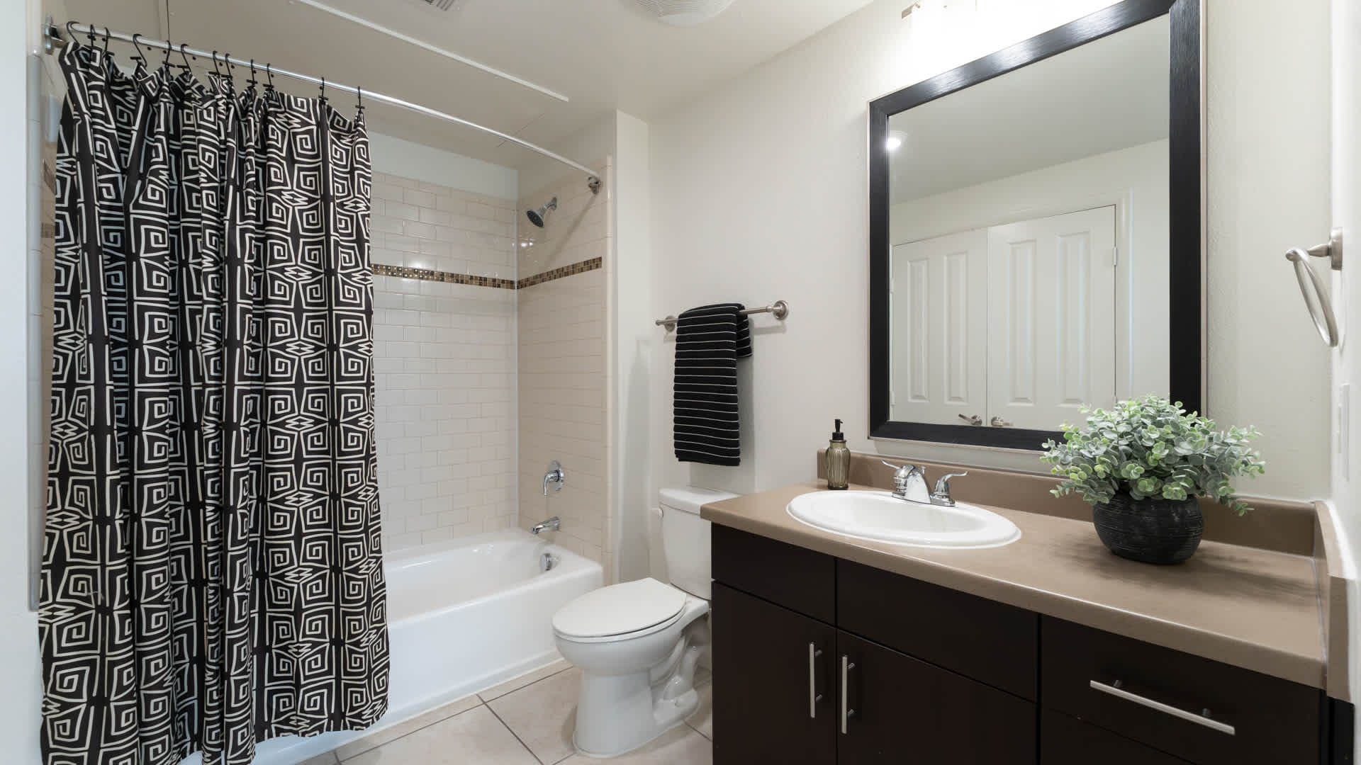 Union at Carrollton Square Apartments – photo 2