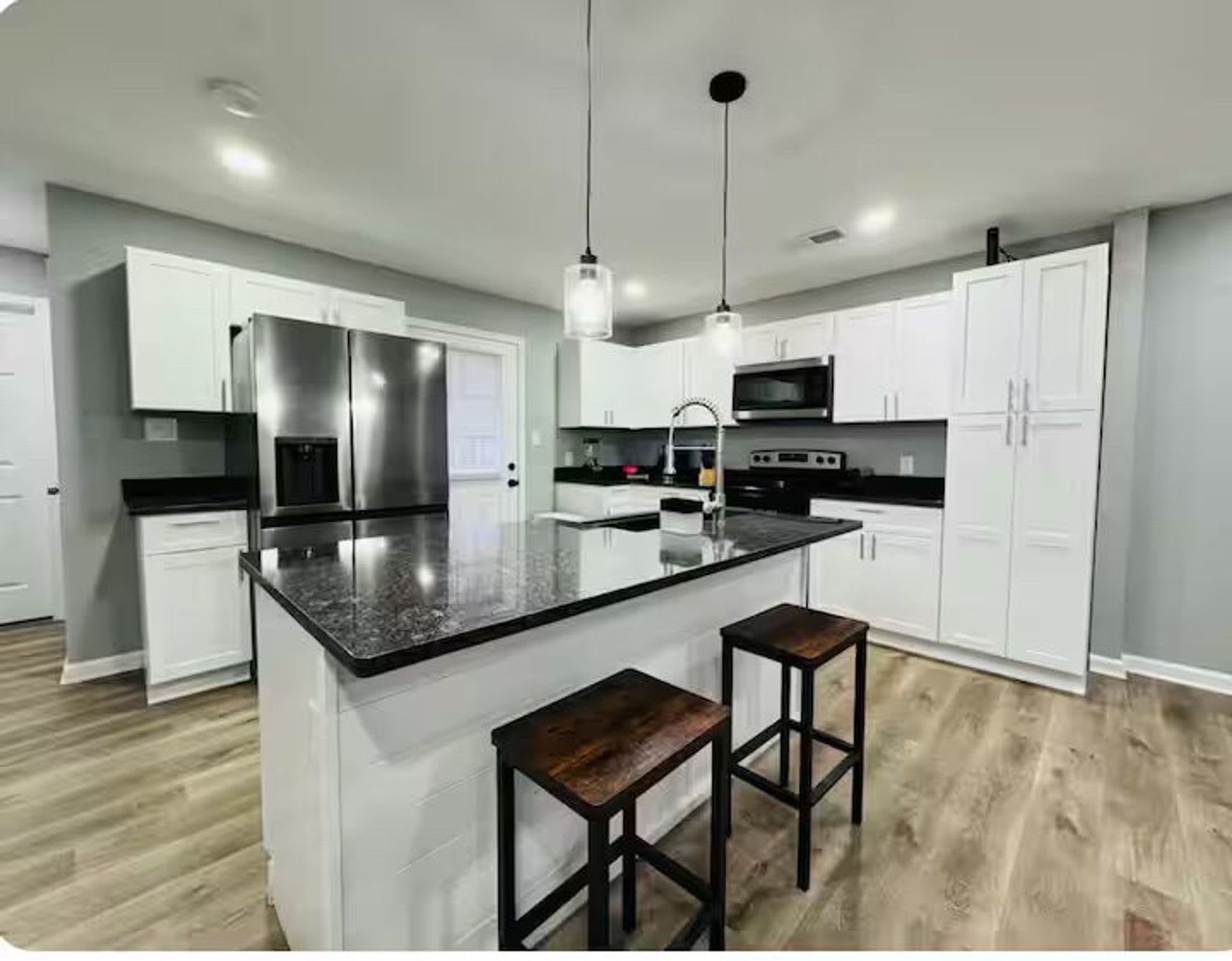 Room in 3 Bedroom Home in Riverdale – photo 2
