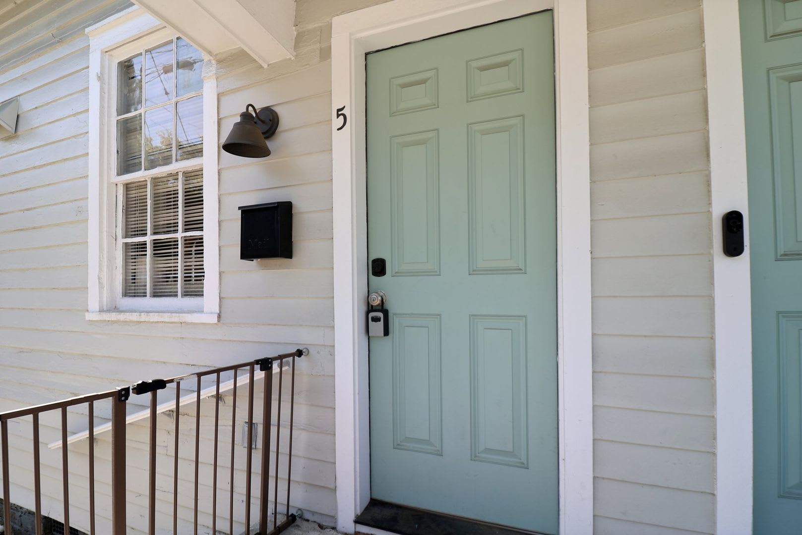 Modern and Updated Furnished 1 Bed 1 Bath – photo 2